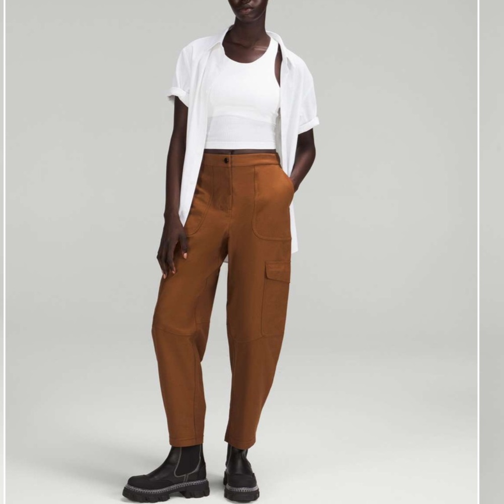 Lululemon Light Utilitech Cargo Pocket High-Rise Pant
Roasted Brown